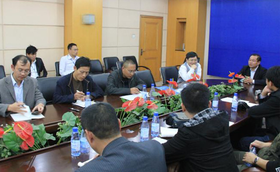 人大附中副校长周建华（右一）与考察团分享人大附中教学理念
